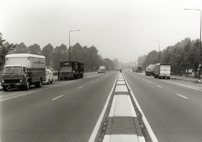 127037 Afbeelding van (deels verkeerd) geparkeerde vrachtauto's op de vluchtstroken van de Utrechtseweg tussen De Bilt ...